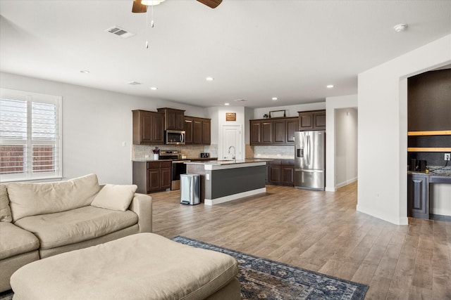 living area with ceiling fan, light wood-style floors, baseboards, and recessed lighting