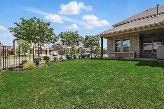 view of yard featuring a residential view