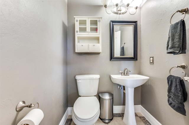 3625 Cottonwood Springs Dr, The Colony, TX 75056 - half bath with toilet, baseboards, and a chandelier