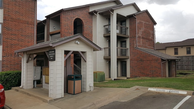 218 N Texas Blvd, Denton, TX 76201 - view of property with uncovered parking