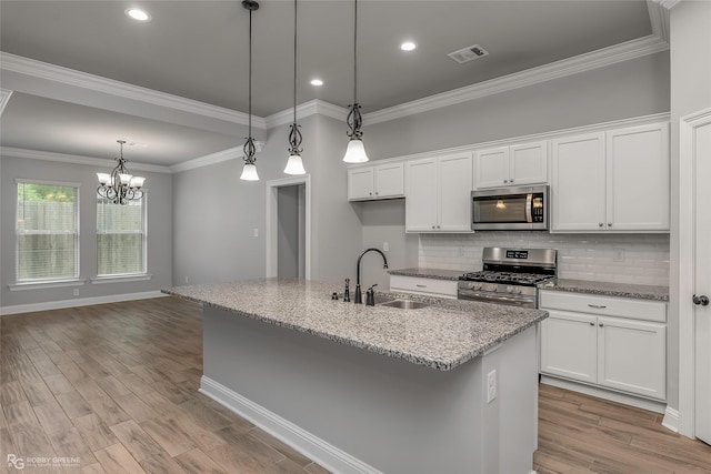345 Coppice Pl, Bossier City, LA 71111 - kitchen with appliances with stainless steel finishes, a sink, tasteful backsplash, white cabinetry, and ornamental molding