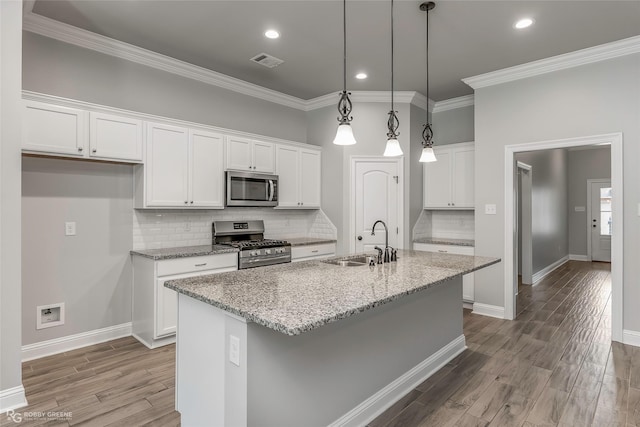 345 Coppice Pl, Bossier City, LA 71111 - kitchen featuring appliances with stainless steel finishes, a sink, white cabinets, light wood finished floors, and ornamental molding