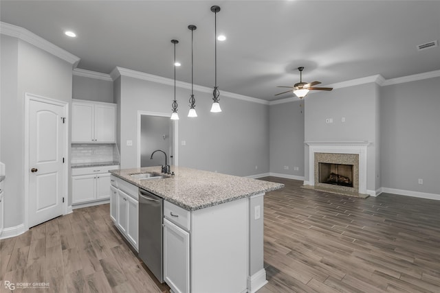 345 Coppice Pl, Bossier City, LA 71111 - kitchen with a sink, stainless steel dishwasher, a ceiling fan, wood finished floors, and ornamental molding