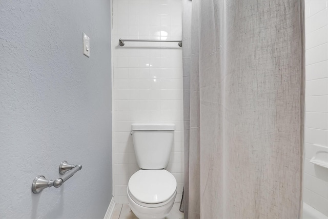 534 E Ave J Unit A, Grand Prairie, TX 75050 - full bathroom with toilet, a shower, baseboards, and a textured wall
