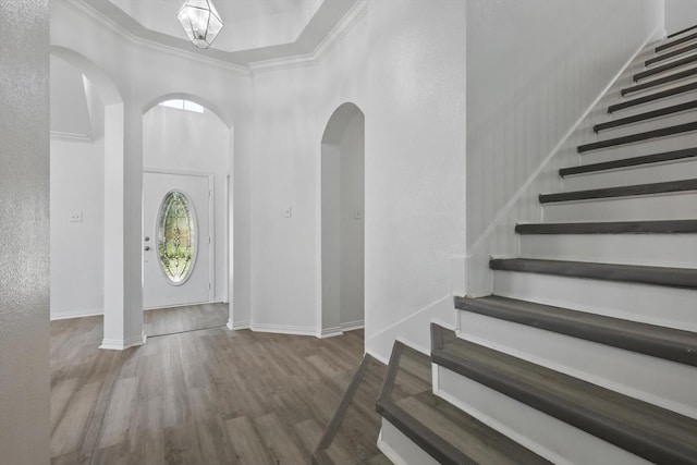 1228 Carriage Creek Dr, Desoto, TX 75115 - foyer featuring arched walkways, stairway, wood finished floors, ornamental molding, and baseboards