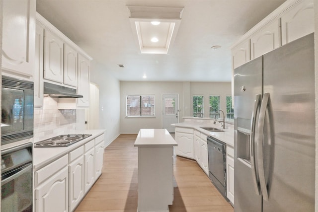 9103 Aristocrat Ln, Frisco, TX 75033 - kitchen with black appliances, a sink, a peninsula, decorative backsplash, and light wood-type flooring