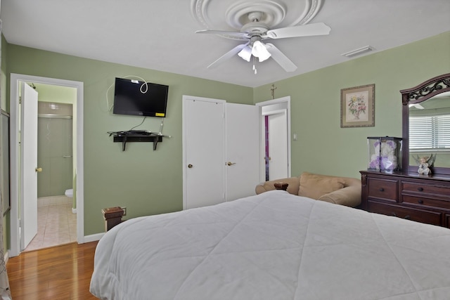 400 E Williamsburg Mnr, Arlington, TX 76014 - bedroom with wood finished floors, ensuite bath, and ceiling fan