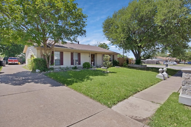 400 E Williamsburg Mnr, Arlington, TX 76014 - ranch-style home featuring driveway and brick siding
