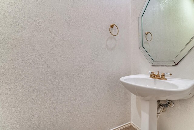 bathroom with baseboards