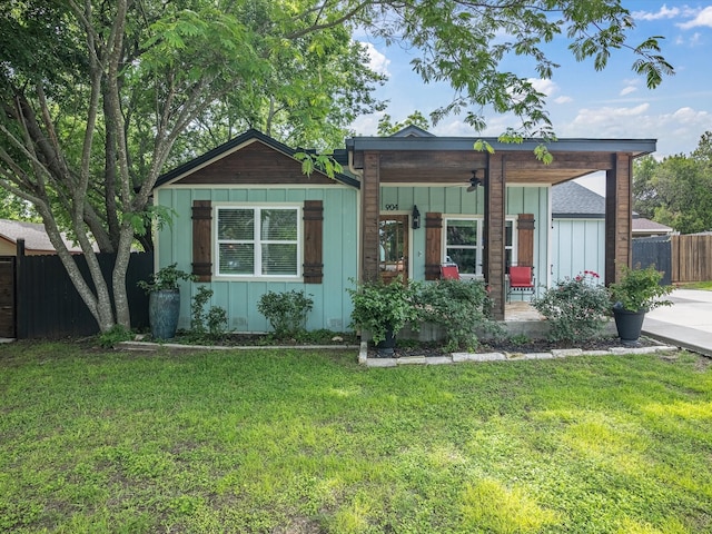 904 S Brazos St, Weatherford, TX 76086 - view of front of property with ceiling fan, board and batten siding, and covered porch