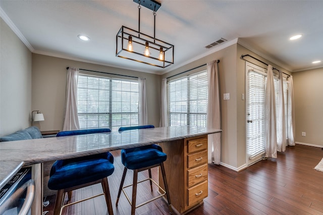 dining area with ornamental molding, recessed lighting, dark wood-style floors, and baseboards