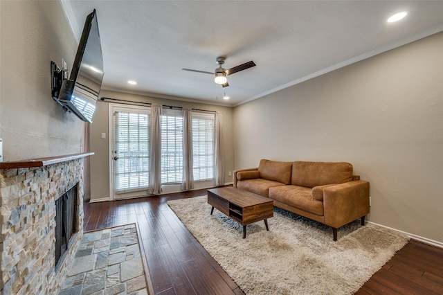 living room with a ceiling fan, dark wood-style flooring, plenty of natural light, crown molding, and recessed lighting