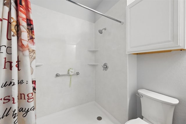 1418 Ravenwood Dr, Mansfield, TX 76063 - full bath with curtained shower and toilet