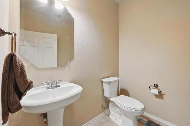 1418 Ravenwood Dr, Mansfield, TX 76063 - bathroom featuring toilet, tile patterned flooring, baseboards, and a sink