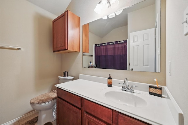 1418 Ravenwood Dr, Mansfield, TX 76063 - bathroom with toilet, vanity, vaulted ceiling, a shower with curtain, and baseboards