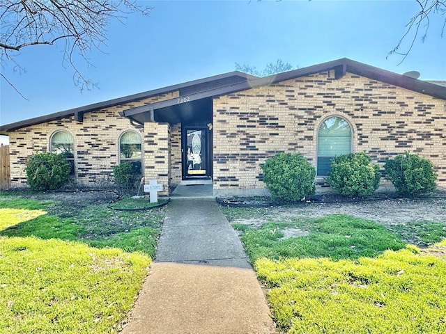 7302 Hardwood Trl, Dallas, TX 75249 - view of front facade with brick siding and a front yard