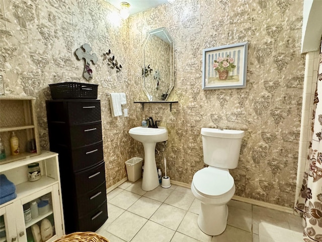 7302 Hardwood Trl, Dallas, TX 75249 - full bath featuring tile patterned flooring, baseboards, toilet, a sink, and a shower with curtain