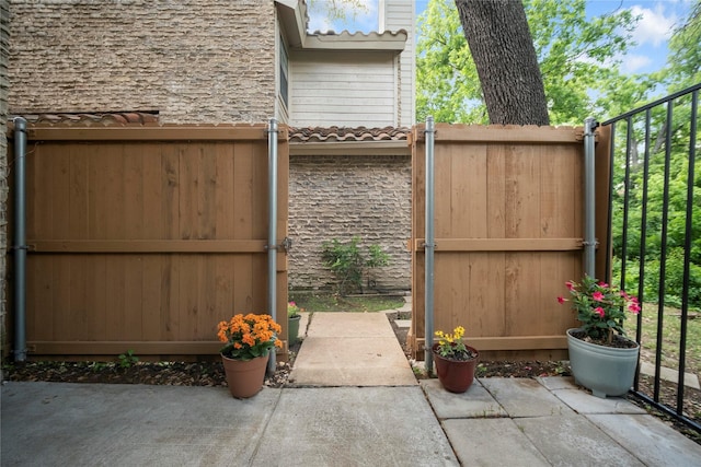 895 Dublin Dr Unit D, Richardson, TX 75080 - view of gate