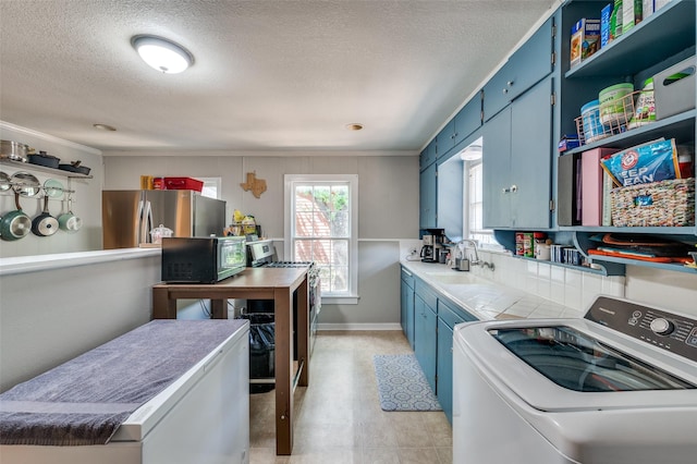 1119 Mccormick St, Denton, TX 76201 - washroom with washer / clothes dryer, crown molding, a textured ceiling, and baseboards