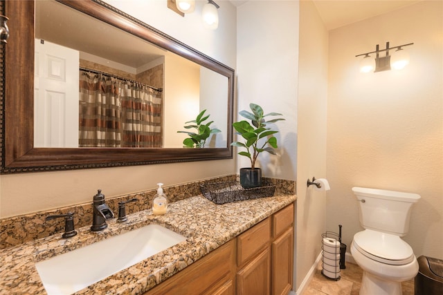 full bathroom with toilet, vanity, curtained shower, and baseboards
