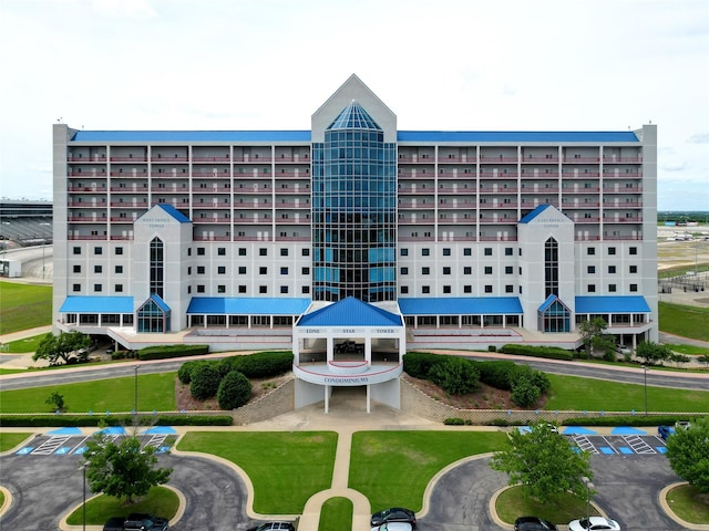 view of apartment building / complex