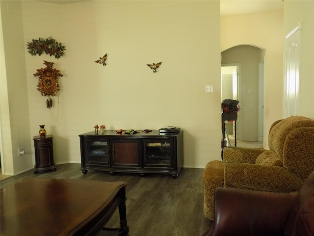 6400 Stone Lake Dr, Fort Worth, TX 76179 - living area with arched walkways, dark wood-style flooring, and baseboards