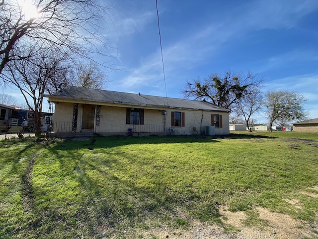 501 S Clay St, Henrietta, TX 76365 - view of front facade with brick siding, a front lawn, and central AC unit