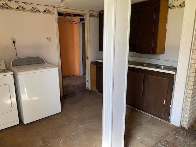 501 S Clay St, Henrietta, TX 76365 - clothes washing area with washing machine and dryer