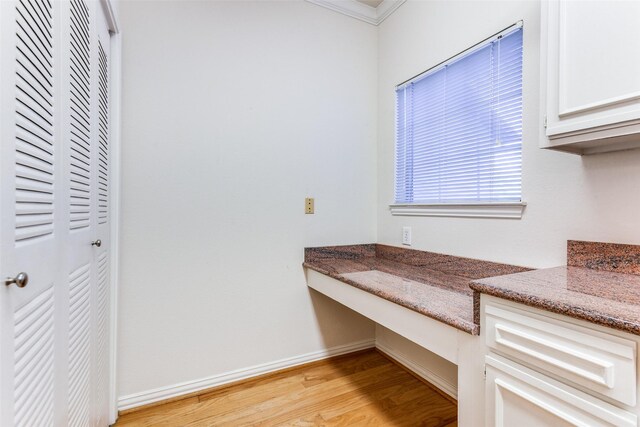 2524 Preston Rd Unit 204, Plano, TX 75093 - bathroom with wood finished floors, ornamental molding, baseboards, and vanity