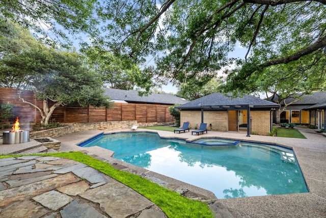 9415 Hill View Dr, Dallas, TX 75231 - view of swimming pool featuring a patio area, a fenced backyard, and a pool with connected hot tub
