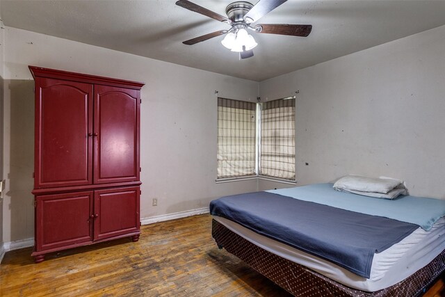 1231 Arizona Ave, Dallas, TX 75216 - bedroom featuring hardwood / wood-style floors, baseboards, and a ceiling fan