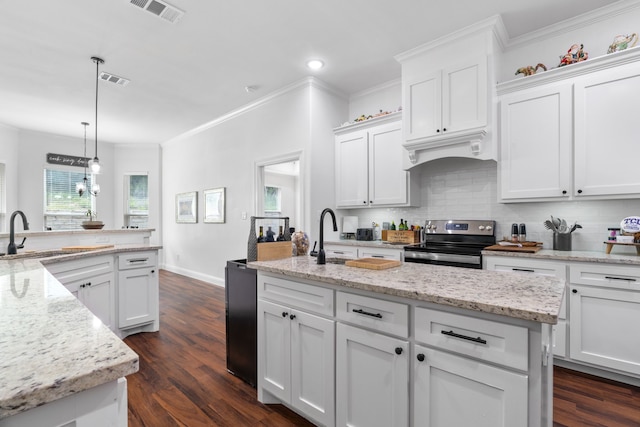 kitchen featuring stainless steel electric stove, a sink, white cabinets, a kitchen island with sink, and tasteful backsplash