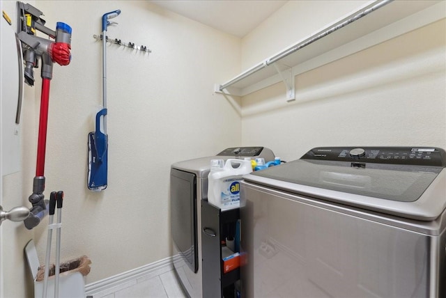 2652 Waterway Dr, Grand Prairie, TX 75054 - laundry area with independent washer and dryer, light tile patterned floors, and baseboards