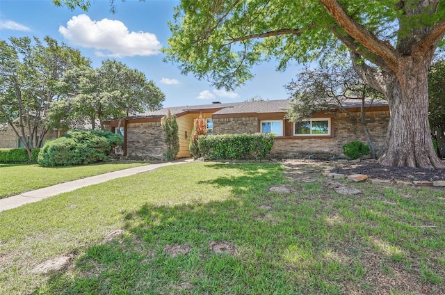 ranch-style home featuring brick siding and a front lawn