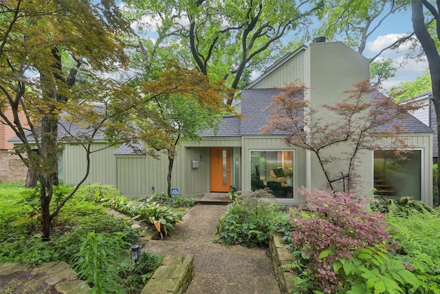 957 Easton Pl, Dallas, TX 75218 - mid-century modern home featuring a shingled roof and a chimney