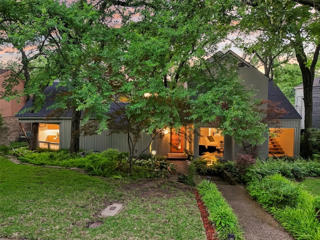 957 Easton Pl, Dallas, TX 75218 - view of front of home with a front lawn and roof with shingles
