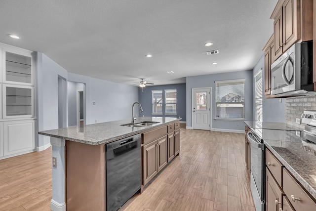 516 Smart Strike Trl, Granbury, TX 76049 - kitchen with appliances with stainless steel finishes, a sink, light wood-style flooring, ceiling fan, and recessed lighting