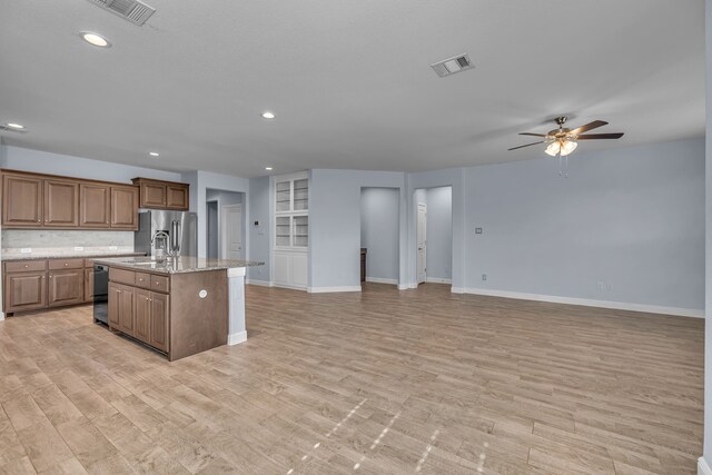 516 Smart Strike Trl, Granbury, TX 76049 - kitchen with light wood-style floors, a kitchen island with sink, ceiling fan, open floor plan, and recessed lighting