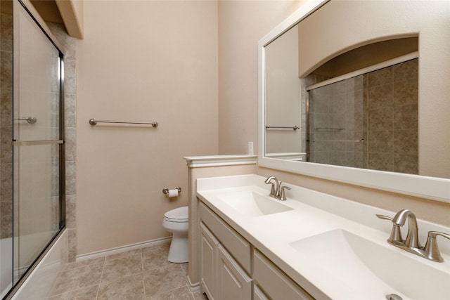 3900 Plum Vista Pl, Arlington, TX 76005 - full bath featuring toilet, enclosed tub / shower combo, double vanity, and baseboards
