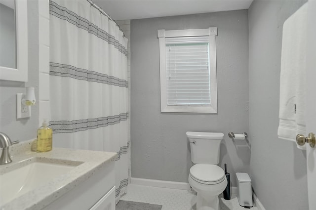 514 W Baker St, Denison, TX 75020 - full bathroom with toilet, vanity, curtained shower, and baseboards