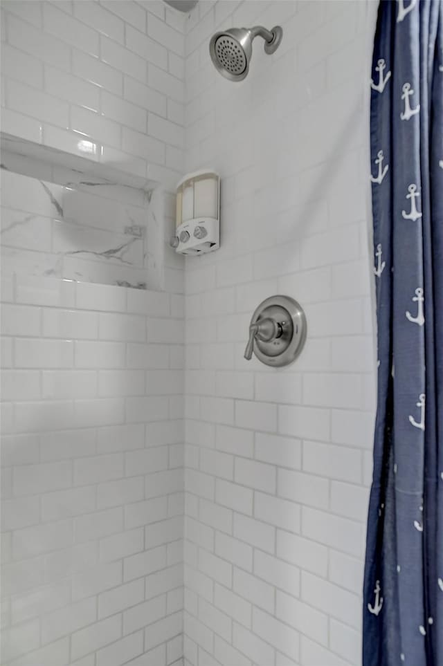 514 W Baker St, Denison, TX 75020 - bathroom with a tile shower