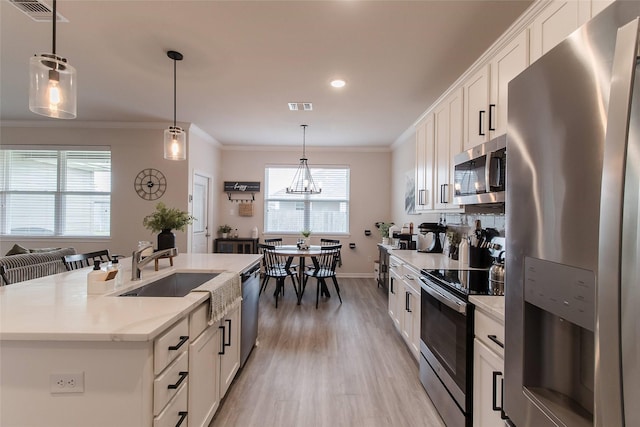 816 Killam Dr, Temple, TX 76502 - kitchen with appliances with stainless steel finishes, a sink, crown molding, light wood finished floors, and white cabinets
