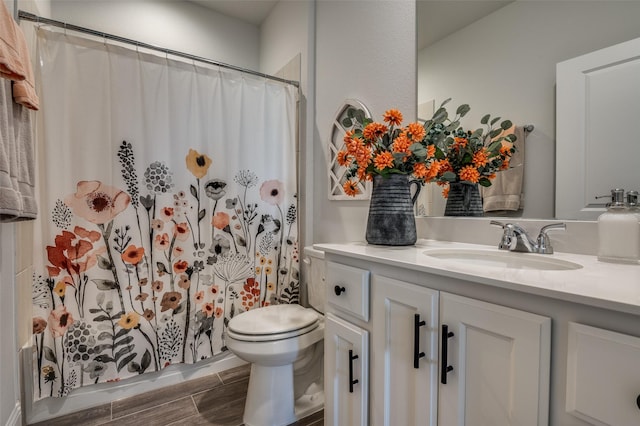 full bathroom with toilet, vanity, a shower with curtain, and wood tiled floors