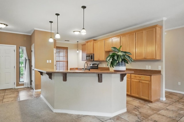 146 Country Oaks Rd, Clyde, TX 79510 - kitchen featuring stainless steel appliances, crown molding, a breakfast bar area, baseboards, and a sink