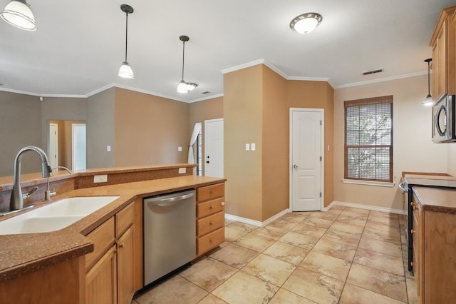 146 Country Oaks Rd, Clyde, TX 79510 - kitchen featuring appliances with stainless steel finishes, a sink, decorative light fixtures, ornamental molding, and baseboards