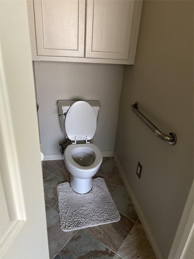 5900 Sandhill Cir, The Colony, TX 75056 - bathroom featuring toilet and baseboards