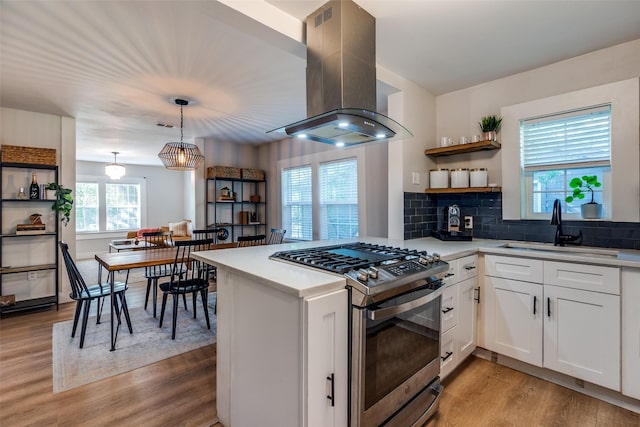 922 S Waverly Dr, Dallas, TX 75208 - kitchen with stainless steel gas stove, exhaust hood, a sink, open shelves, and light wood-style flooring