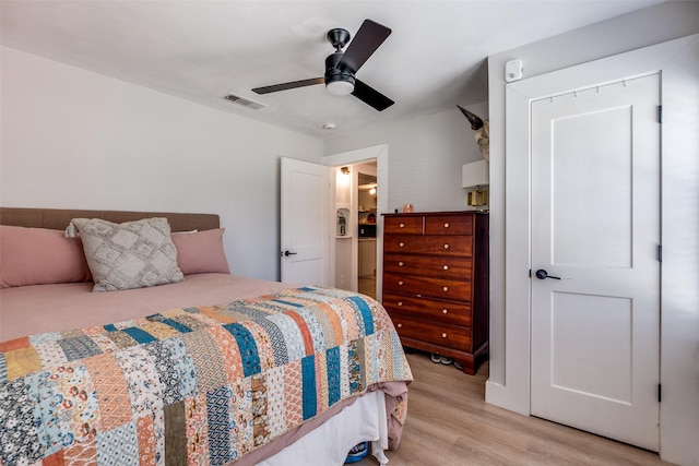 922 S Waverly Dr, Dallas, TX 75208 - bedroom featuring light wood-style flooring and a ceiling fan