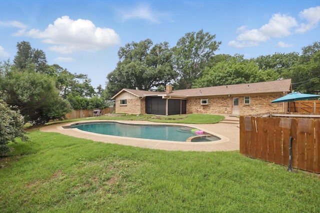 4816 Reynolds Rd, North Richland Hills, TX 76180 - view of pool with a sunroom and a pool with connected hot tub