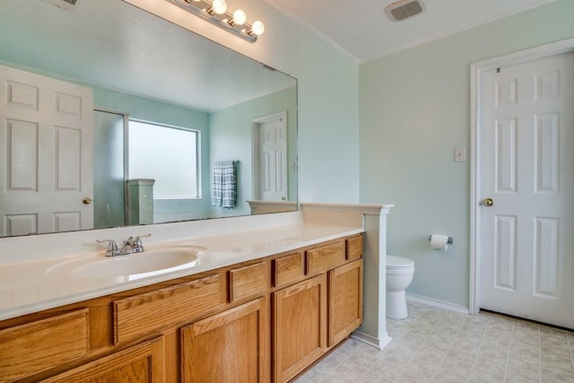 3815 Pinebluff Ln, Rockwall, TX 75032 - full bathroom featuring vanity, toilet, baseboards, and a shower with door